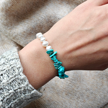 Load image into Gallery viewer, HIPPIE PEARL BRACELET