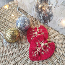 Load image into Gallery viewer, Gold Digger makramee-korvikset sävyssä Red, kuvassa oikealla koivuhalko ja vasemmalla ylhäällä hopeinen ja kultainen joulupallo.