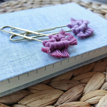 Load image into Gallery viewer, Vaaleanpunainen ja liila makramee-klemmari vaalean vihon päällä.