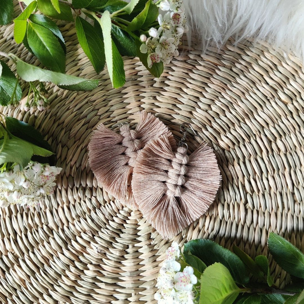 The Feather Babies macramé earrings in colour Beige, green leaves and flowers on the sides.